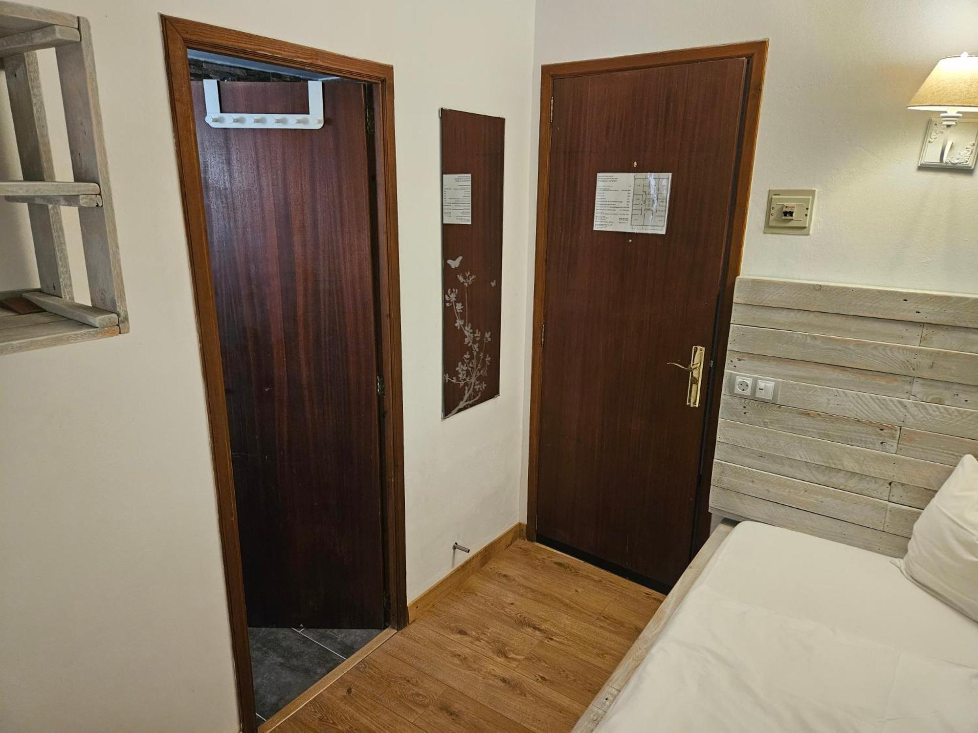 Seven Hostal カラ・ミラー エクステリア 写真